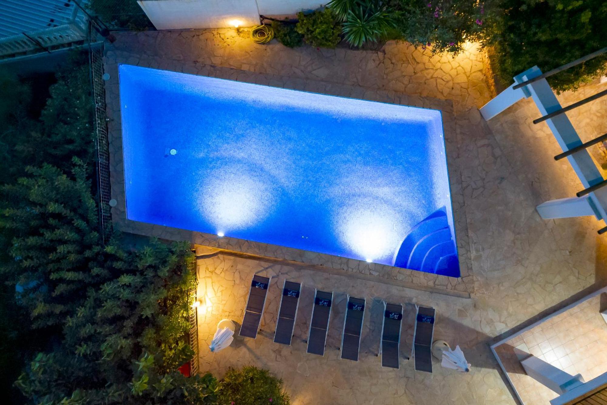 Villa Near San Antonio Sleeps 11 *
