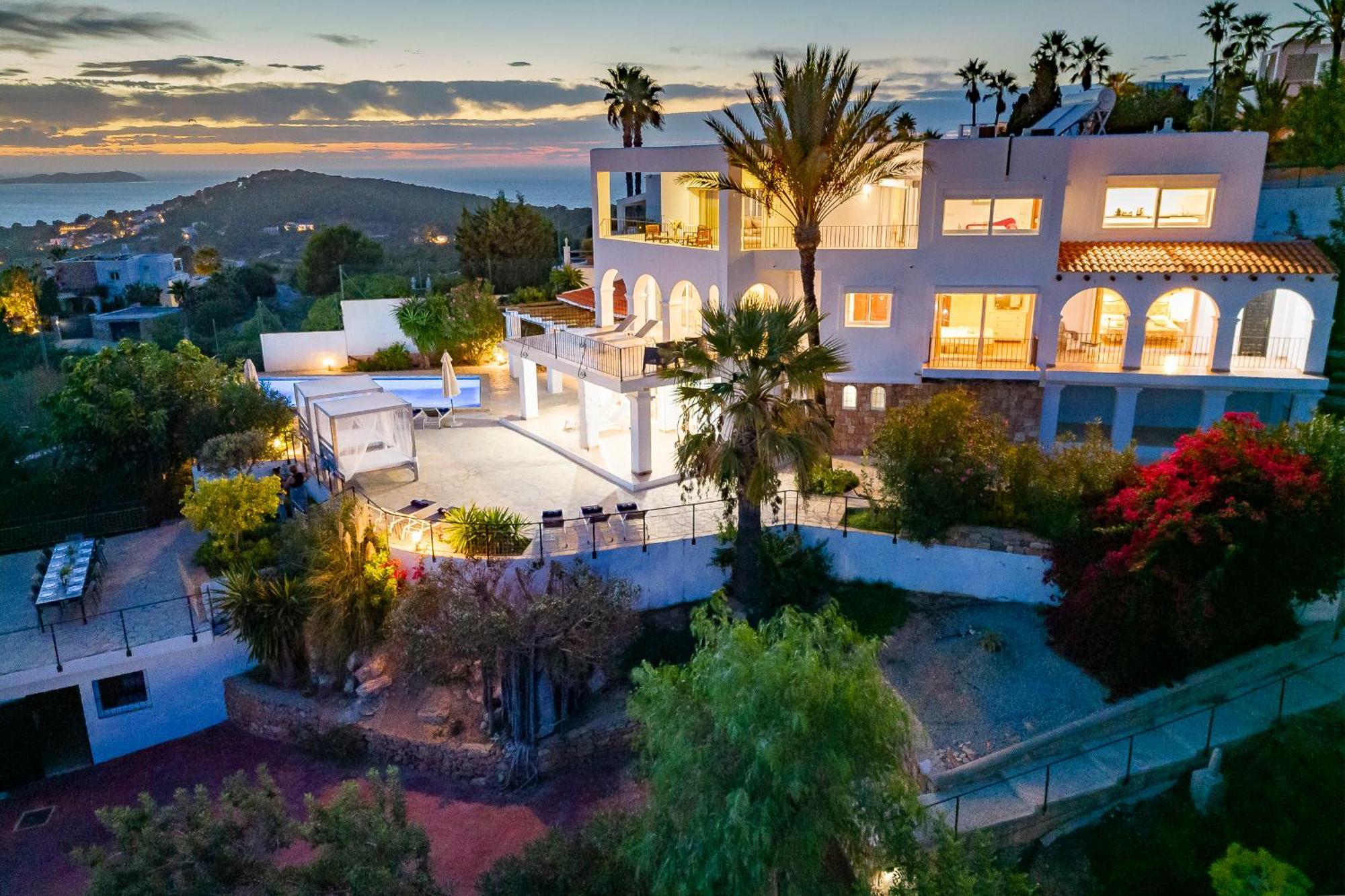 Villa Near San Antonio Sleeps 11