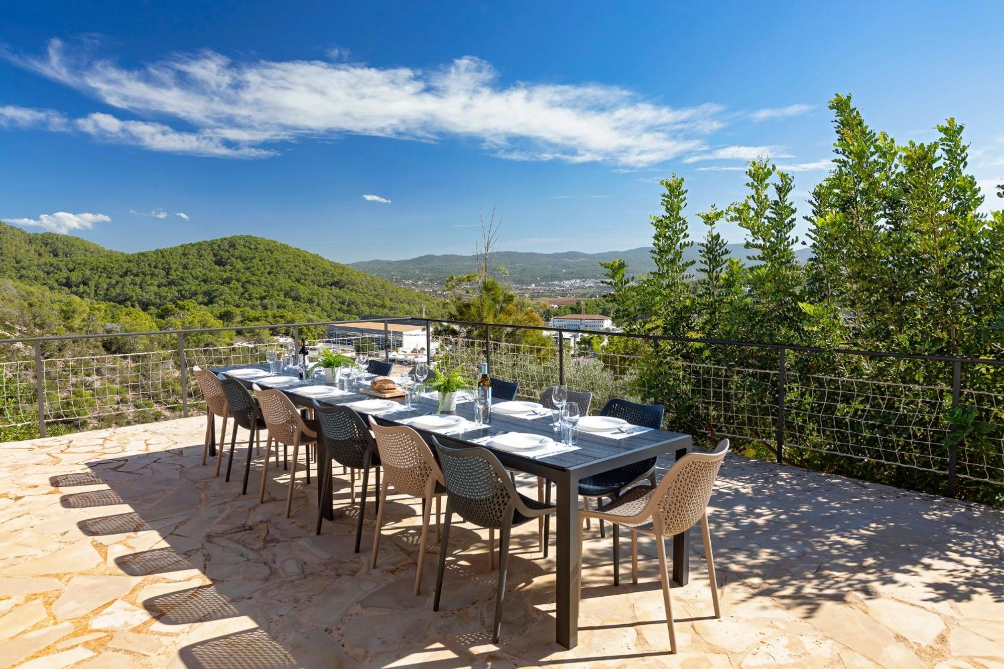 Villa Near San Antonio Sleeps 11 *