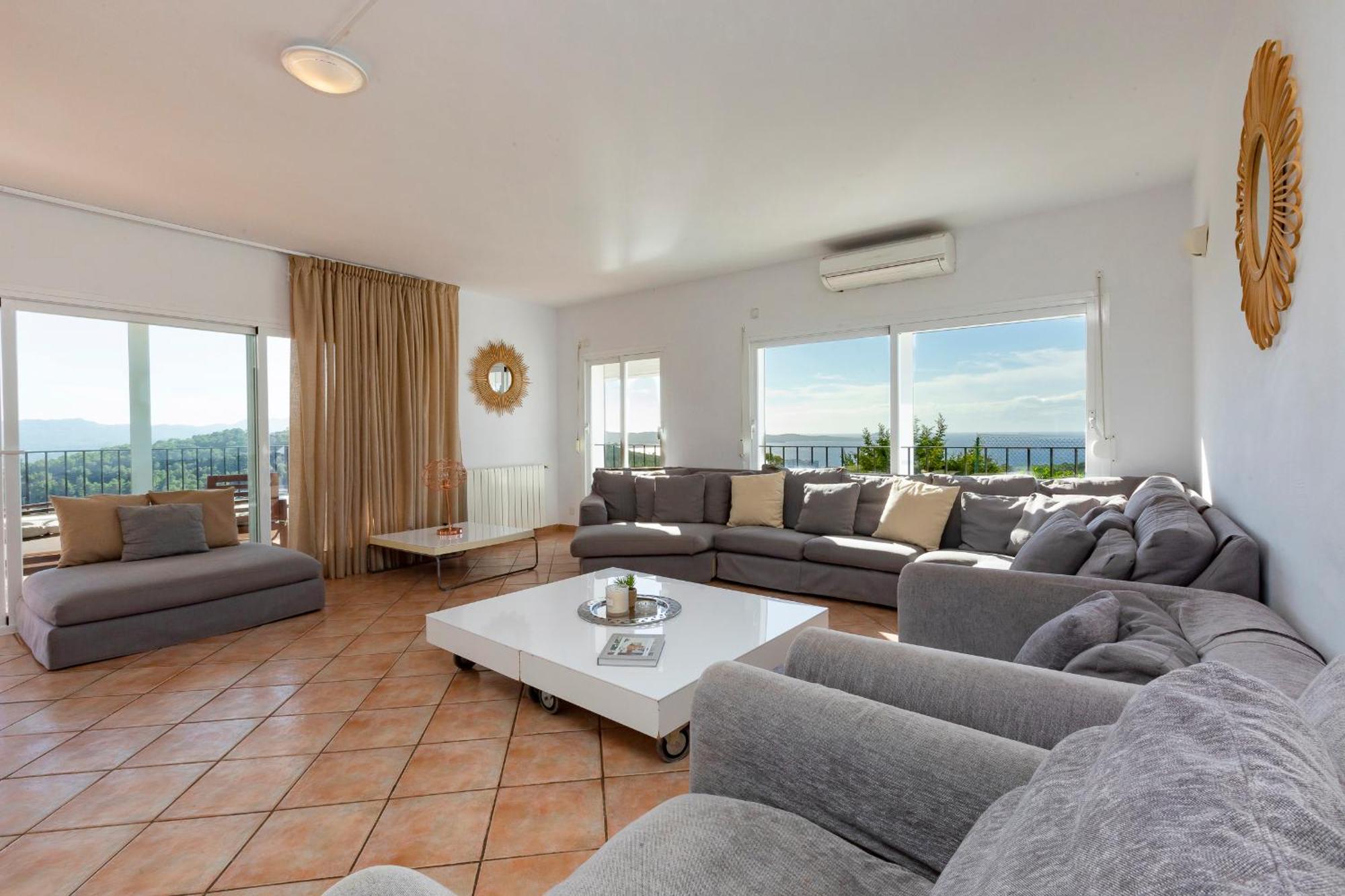 Near San Antonio Sleeps 11 *