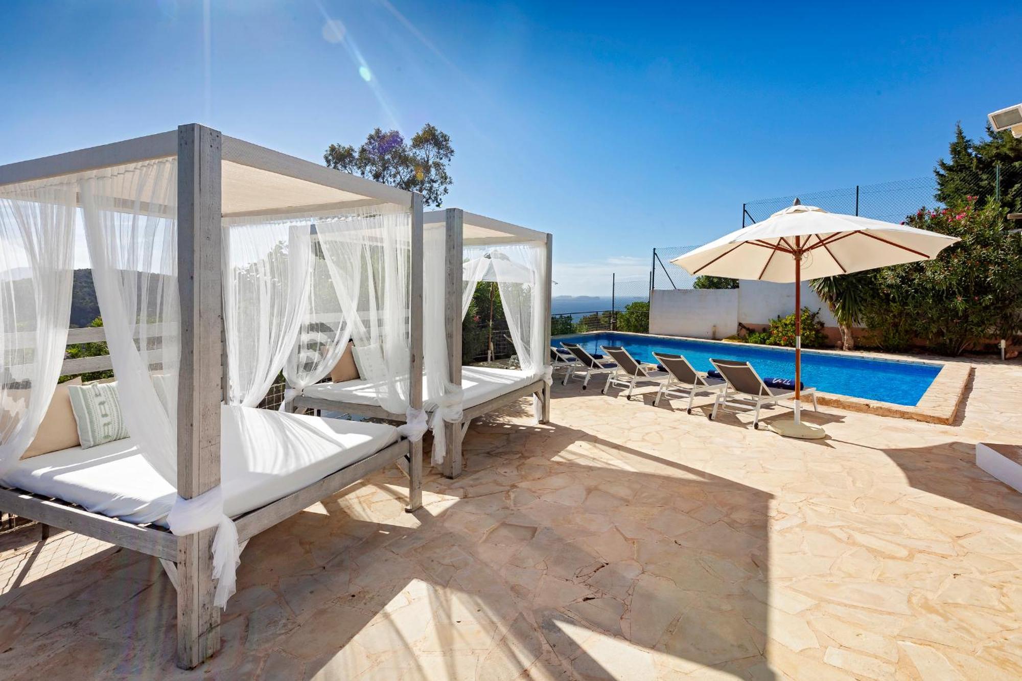 Near San Antonio Sleeps 11 Villa