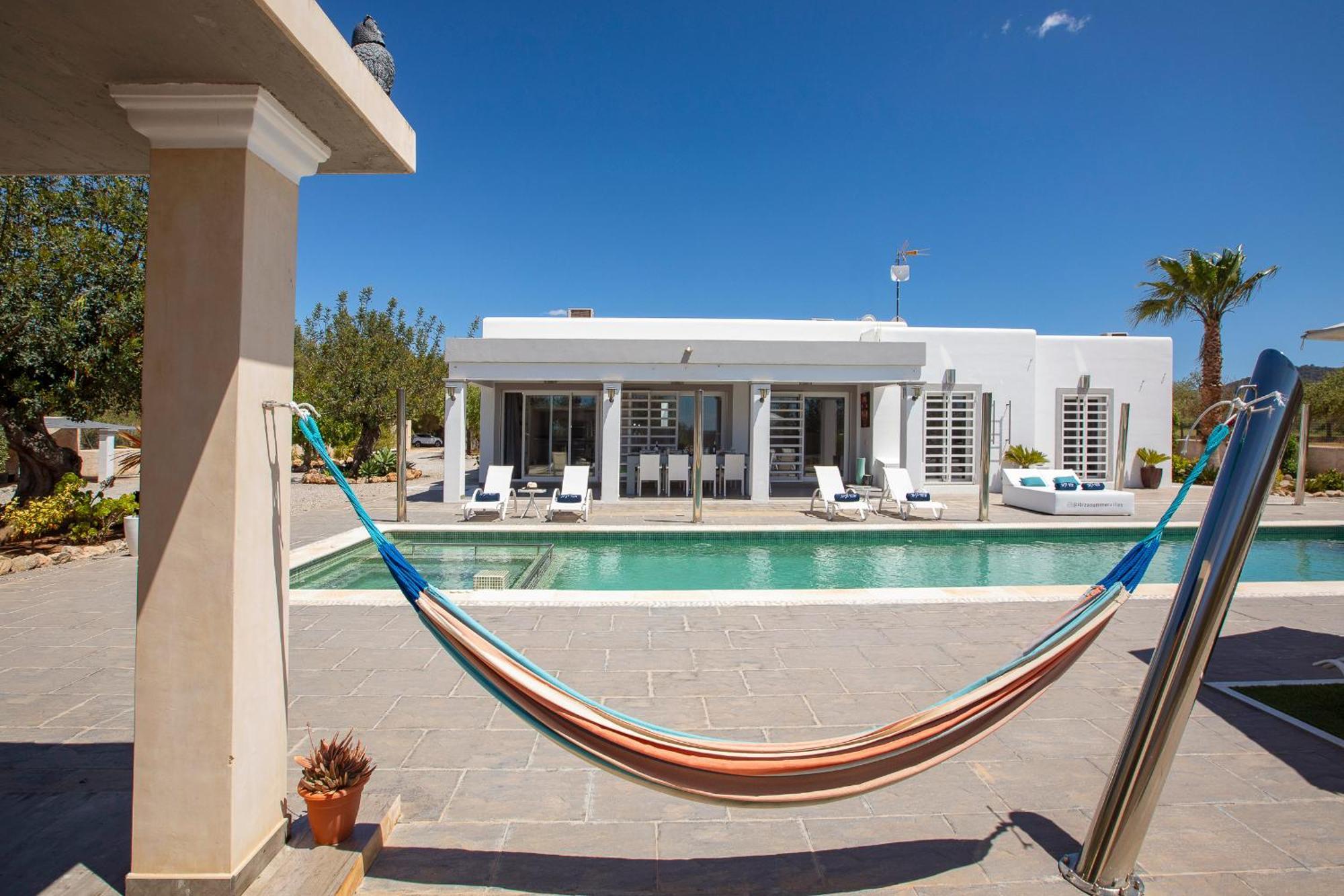 Near San Antonio Sleeps 10 *