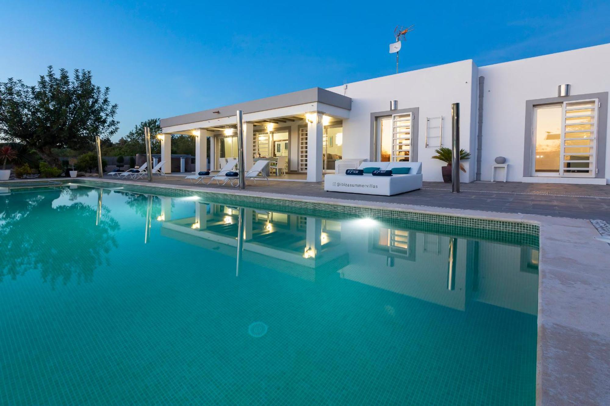 Near San Antonio Sleeps 10
