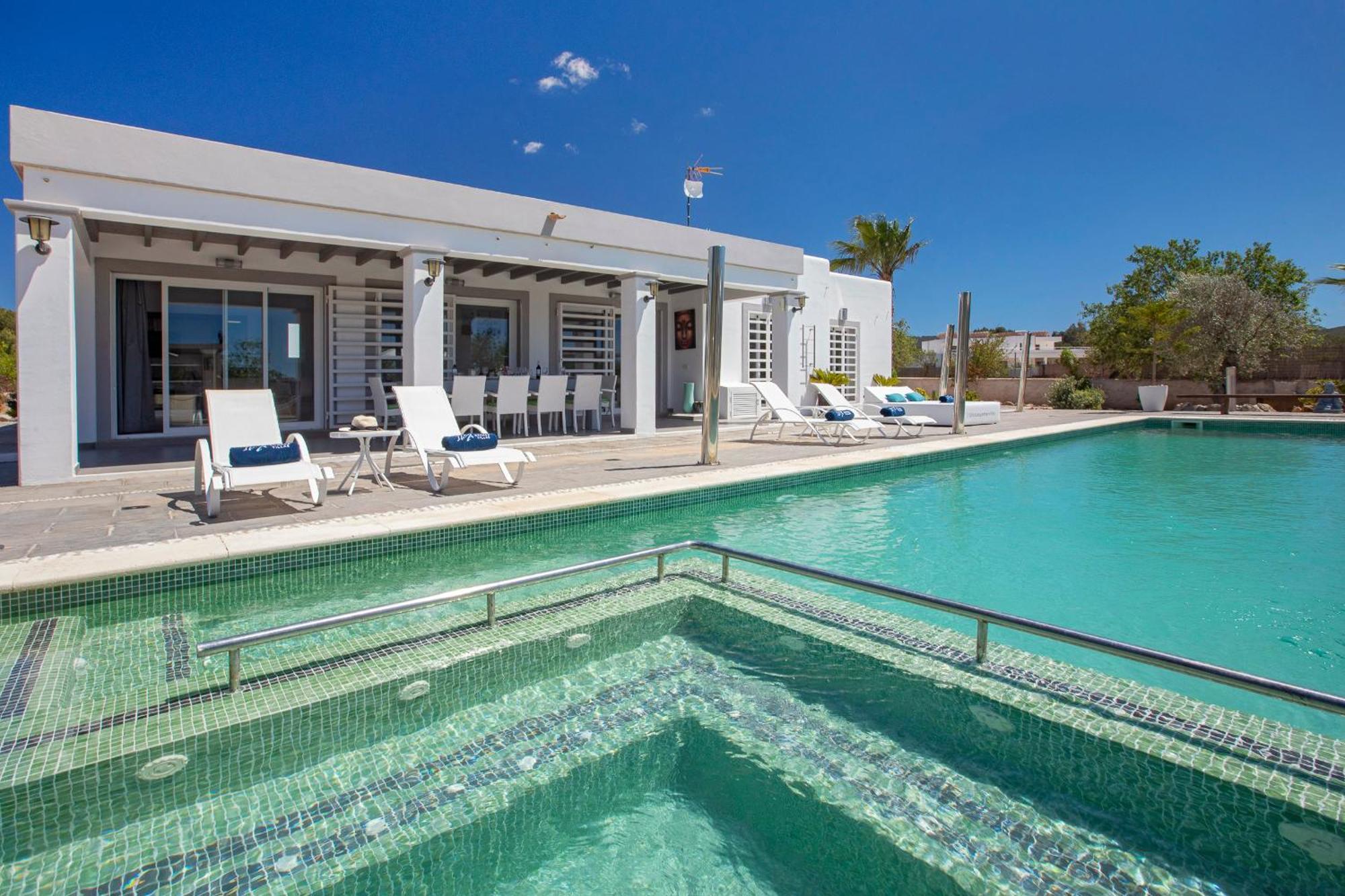 Near San Antonio Sleeps 10 Villa