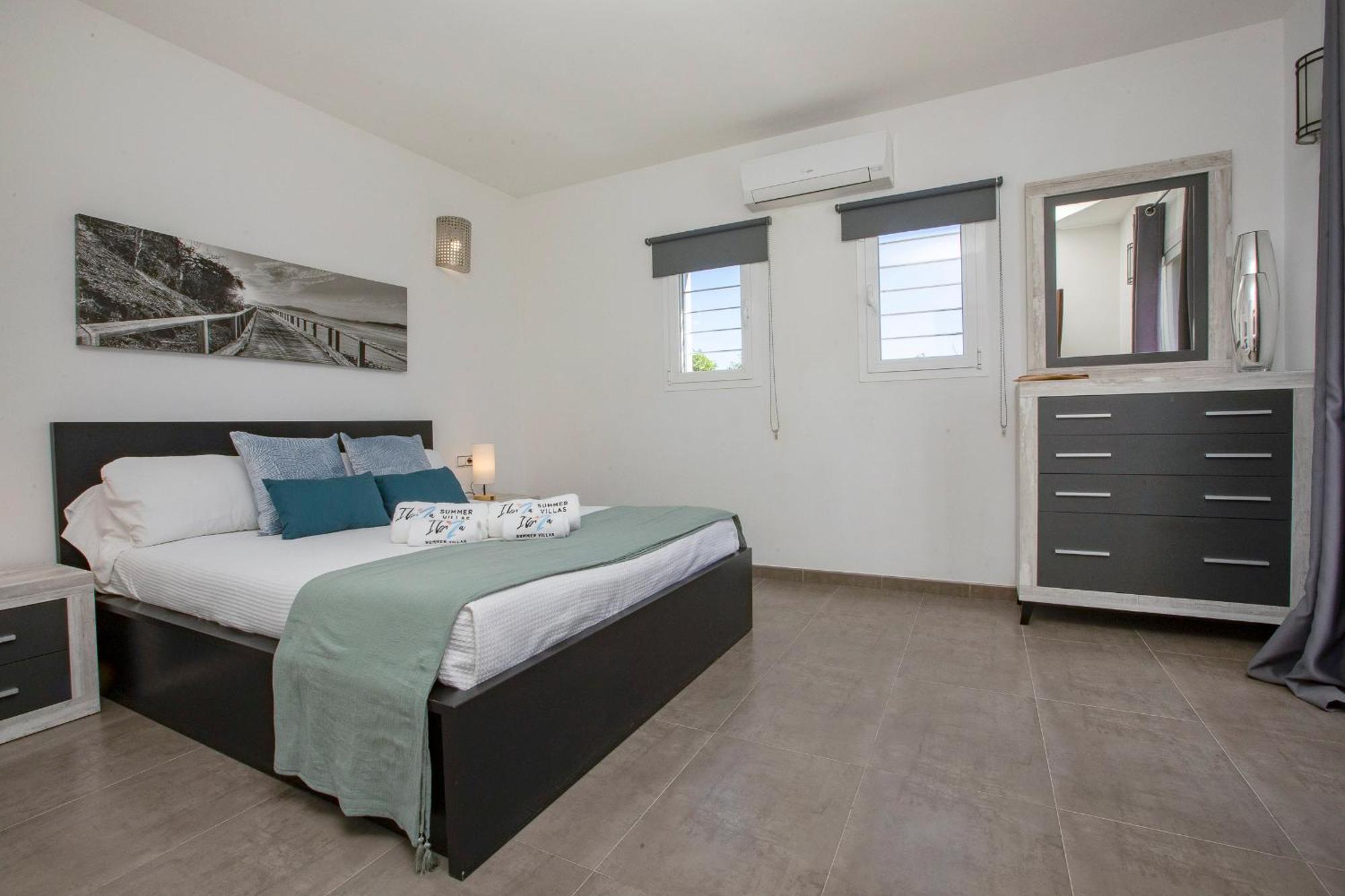 Villa Near San Antonio Sleeps 10