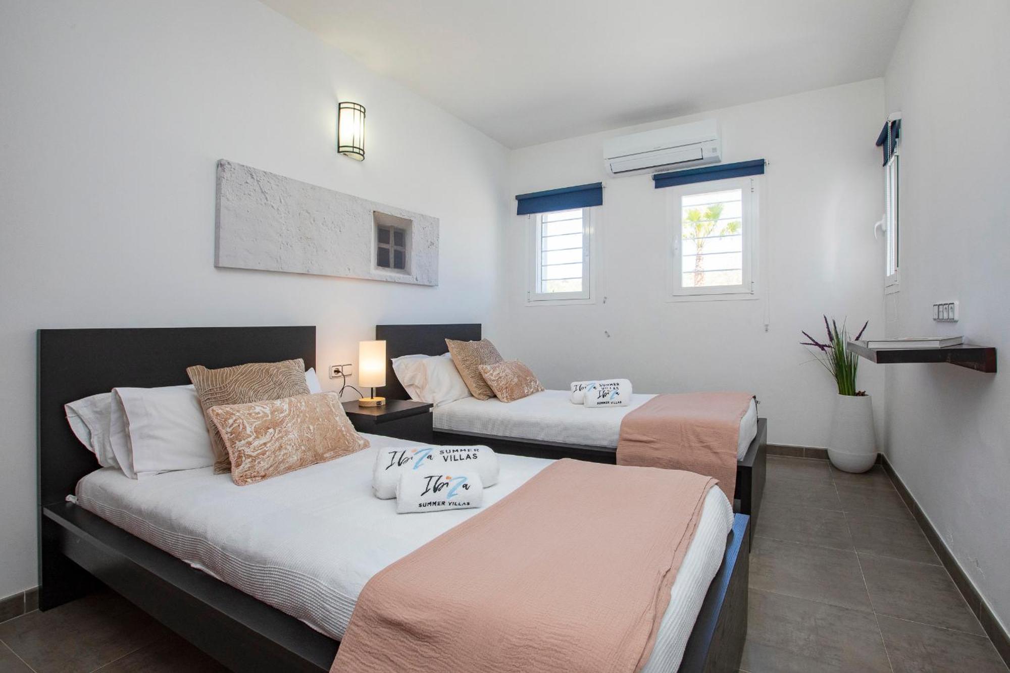 Villa Near San Antonio Sleeps 10 *