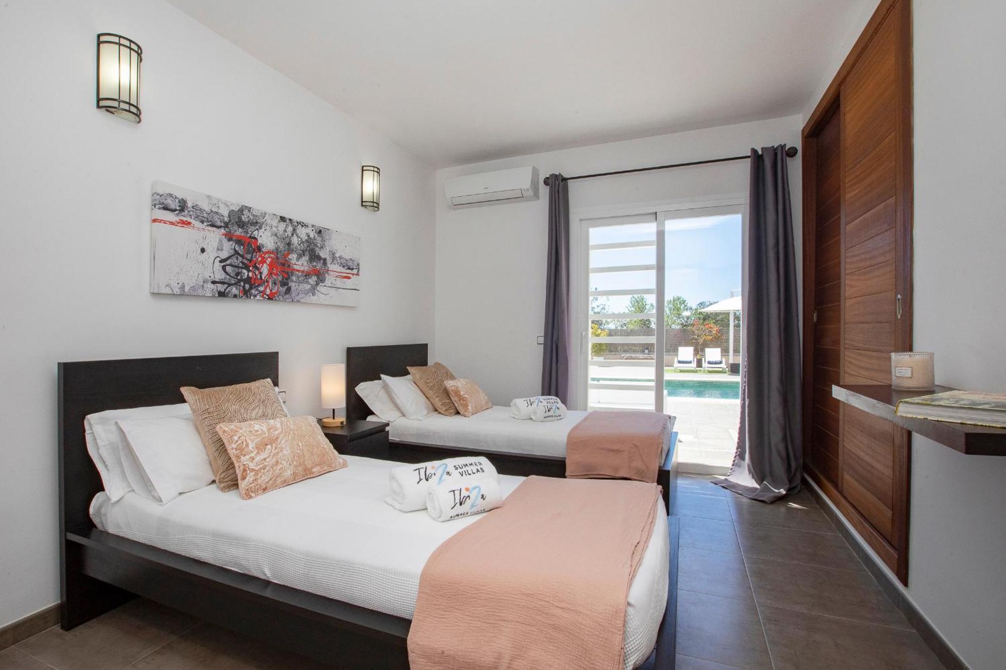 Villa Near San Antonio Sleeps 10 *