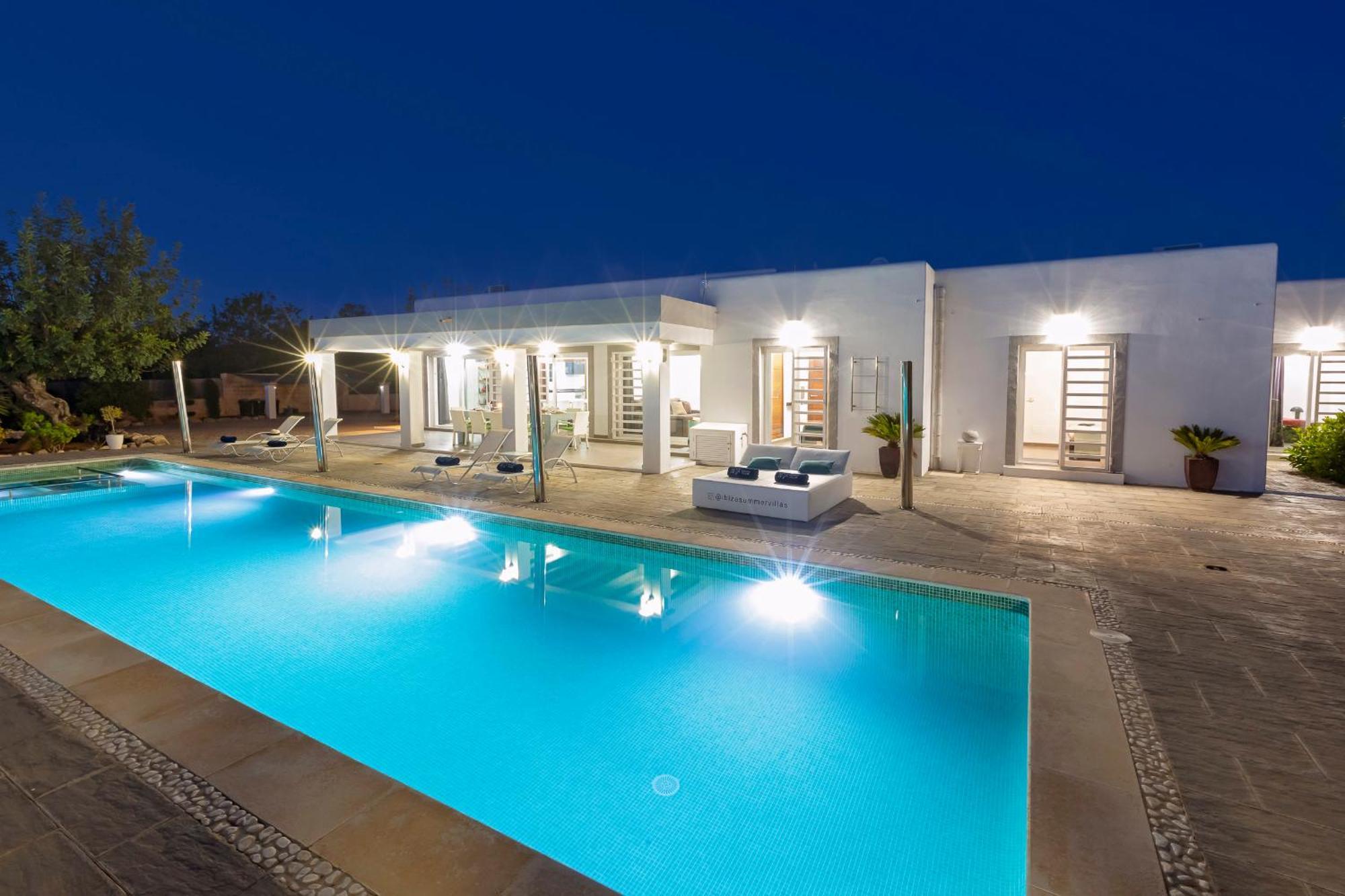 Near San Antonio Sleeps 10 *
