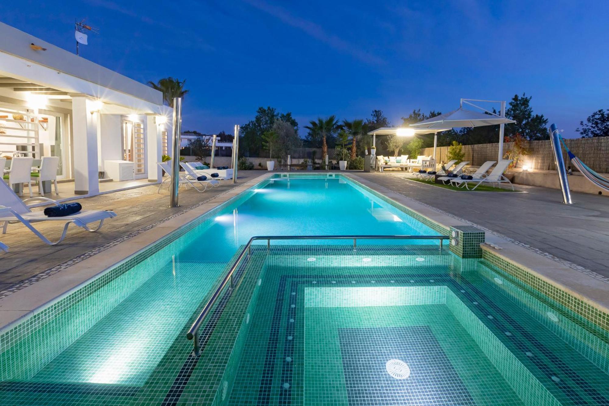 Villa Near San Antonio Sleeps 10