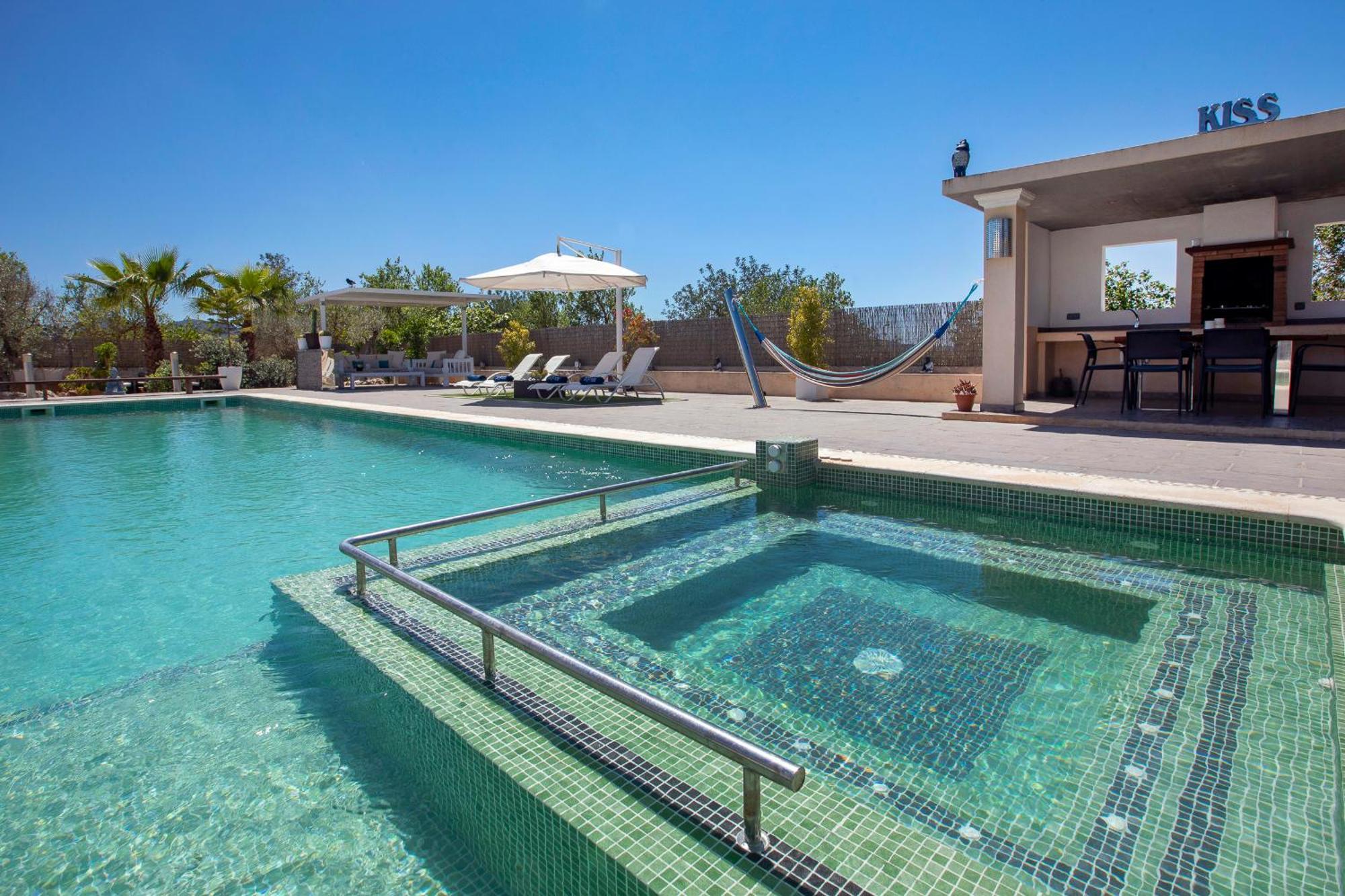 Villa Near San Antonio Sleeps 10 *