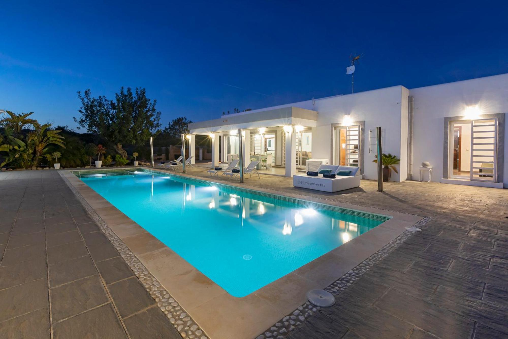 Near San Antonio Sleeps 10 *