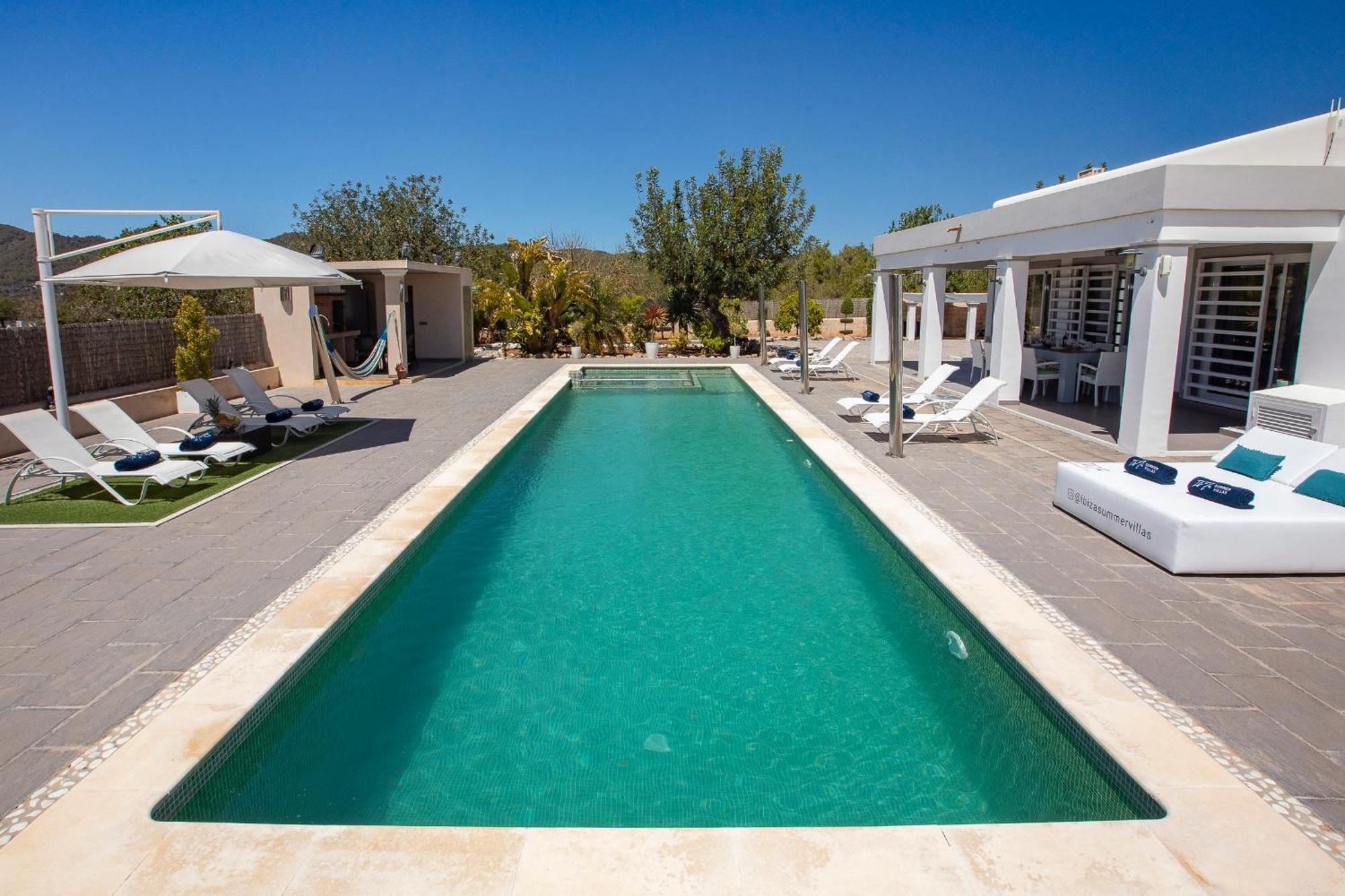 Near San Antonio Sleeps 10 *