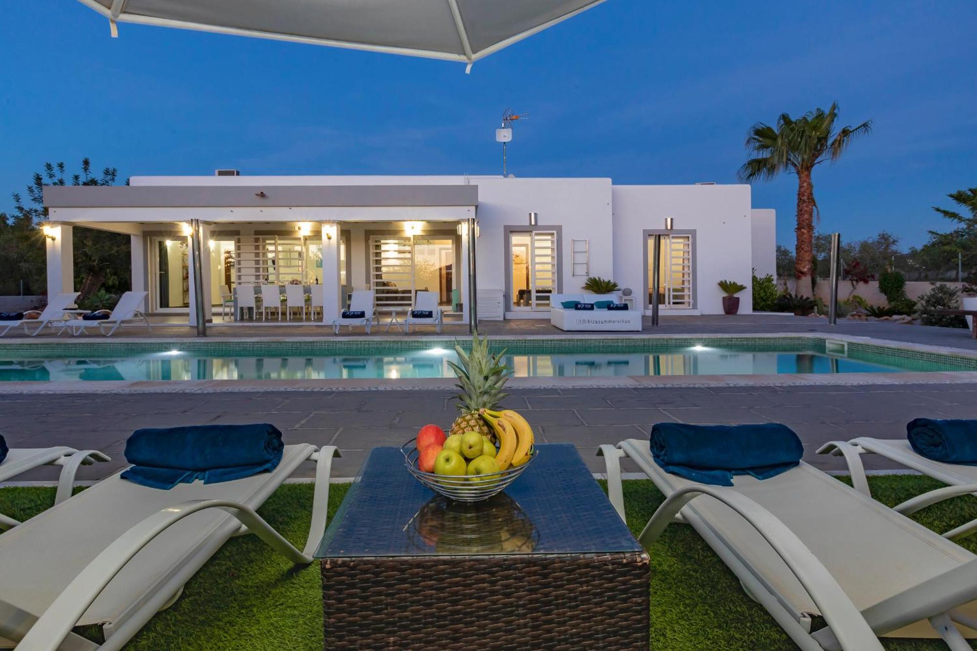 Near San Antonio Sleeps 10 Villa