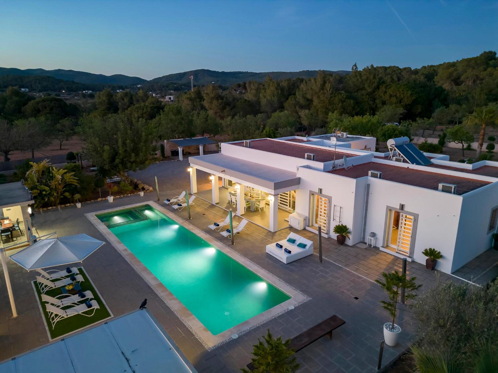 Villa Near San Antonio Sleeps 10 *