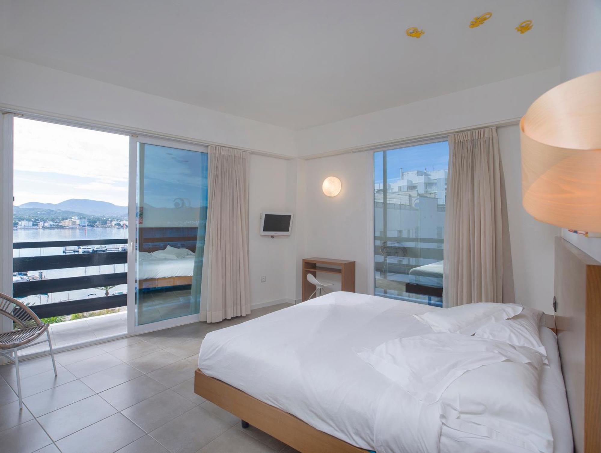 Hotel Es Mitjorn 2*