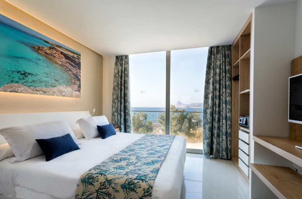 Sirenis Club Aura Hotel 4*