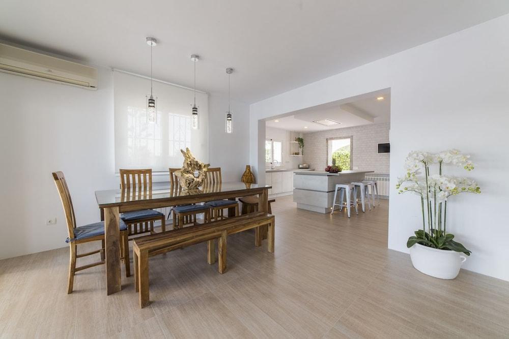 Raes Villa